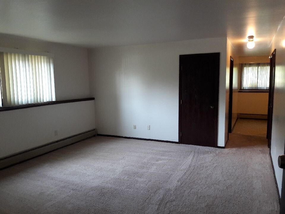 Primary Photo - 523 E Burnett Rd