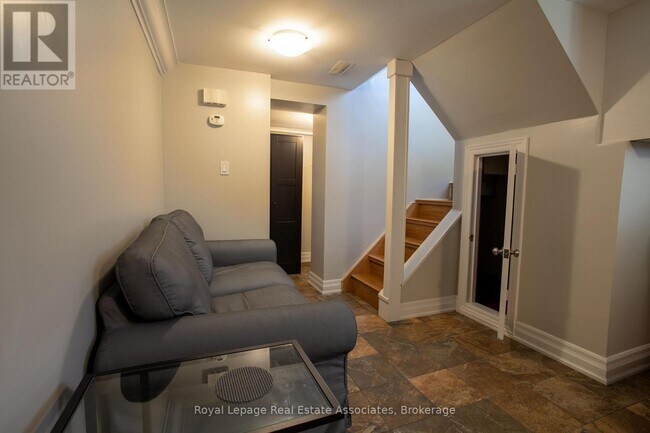 Photo du bâtiment - 8 Acorn Ave