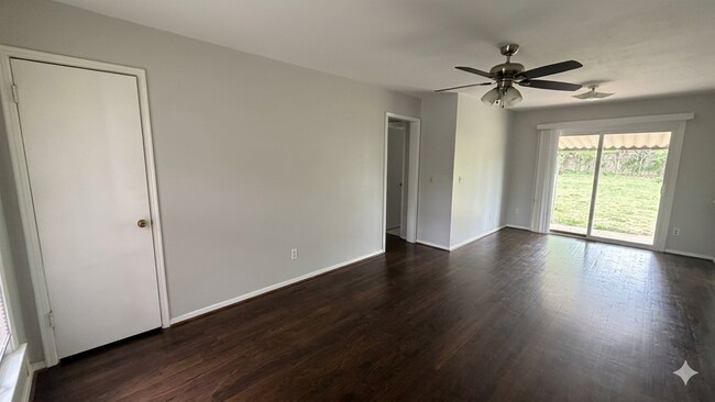 Foto del edificio - Welcoming 2-Bedroom Home with Expansive Backyard