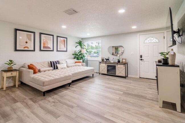 Photo - 219 S Webb Rd House