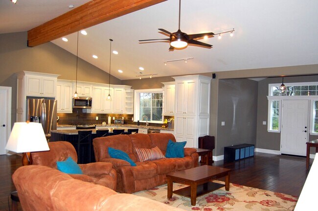 Building Photo - Private 3 Bed 2 Bath With an Office
