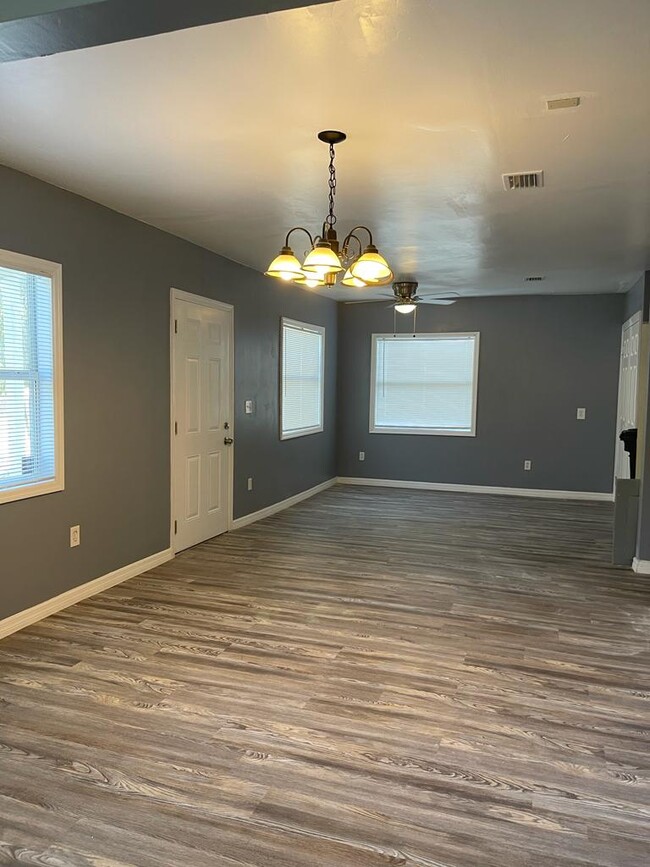 Building Photo - 2524 hiland st