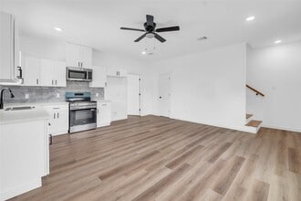 Building Photo - 9818 Sandra St