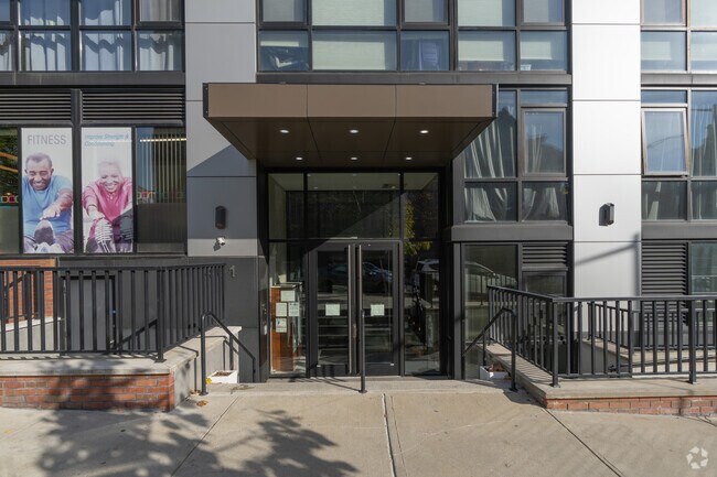 Entrada - 401-419 95th St
