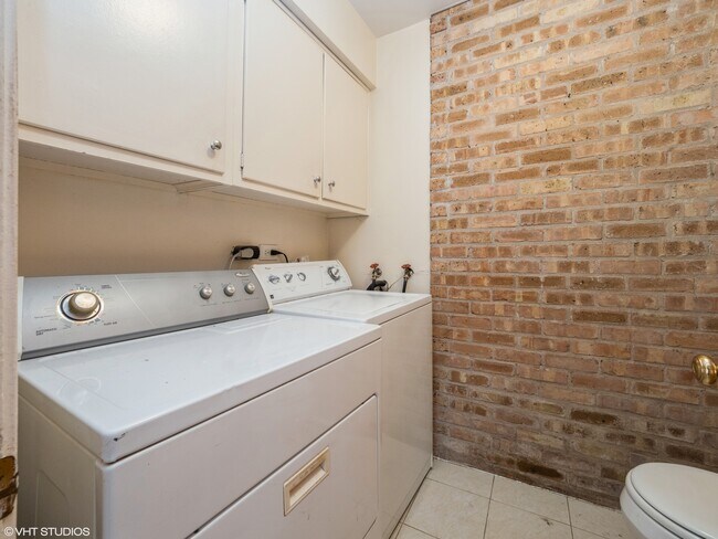 Building Photo - Beautiful 2bed 1.5 bath Townhome in Barrin...