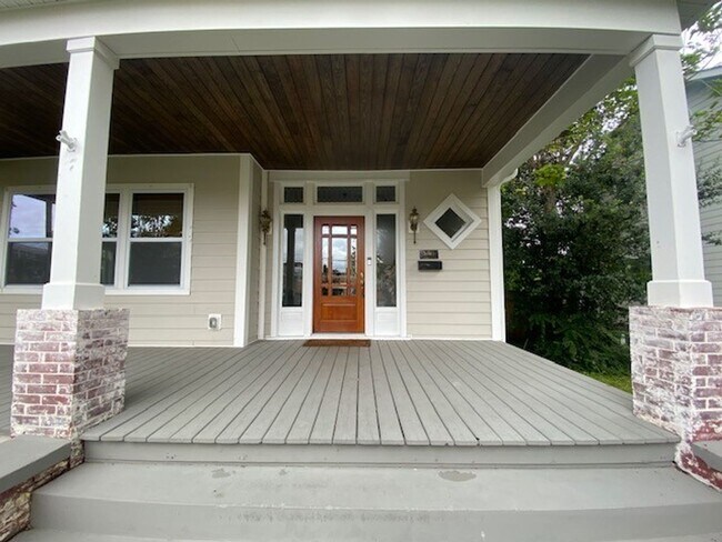 Building Photo - Georgous 5 bedroom 2.5 bath home in Downto...