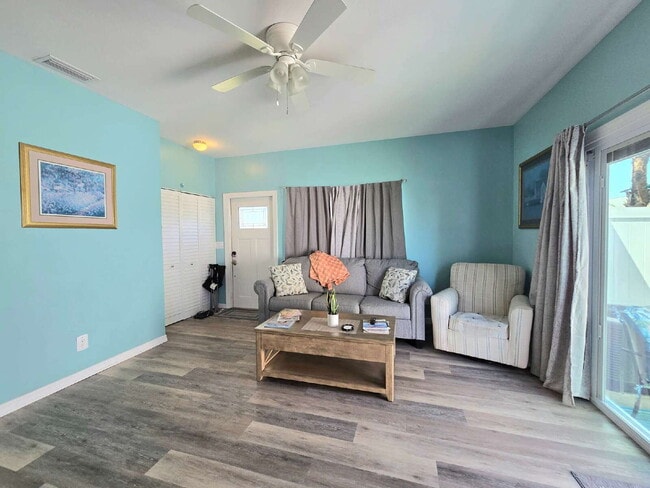Foto del edificio - 6121 Lakefront Dr