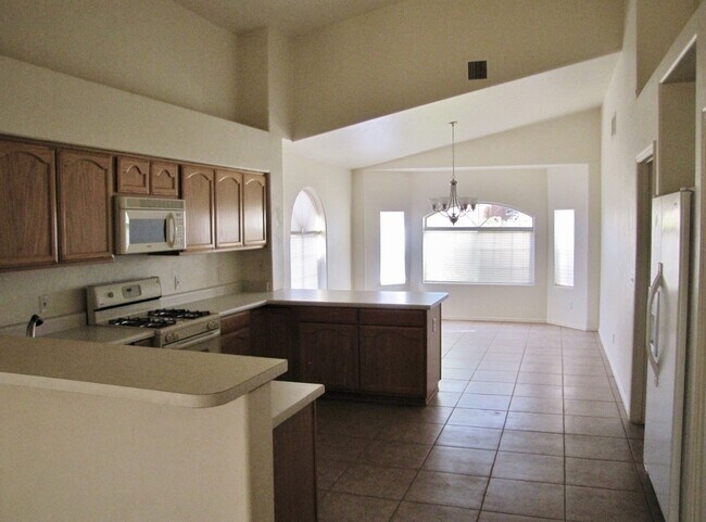 Foto del edificio - 3BR/2BA, 3-car garage, 1854 sq.ft. home in...