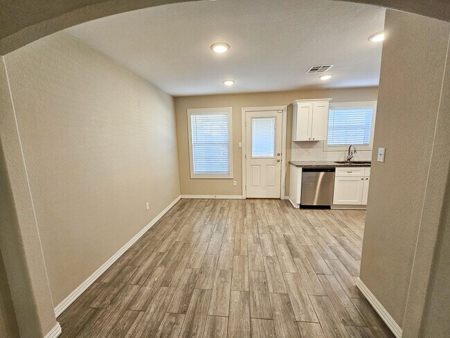 Building Photo - Spacious 3B/2.5B Townhome in Chaffee Cross...
