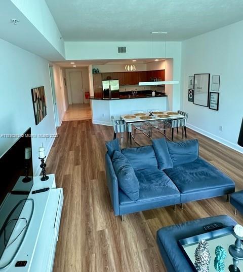 Foto del edificio - 15051 Royal Oaks Ln
