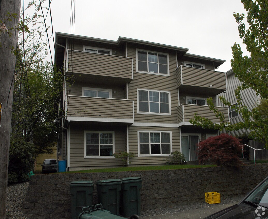 Primary Photo - 9253 Interlake Ave