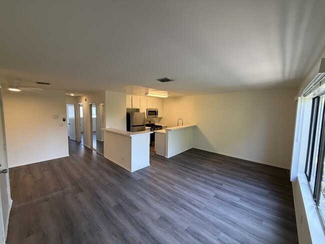 Building Photo - Windward Isle