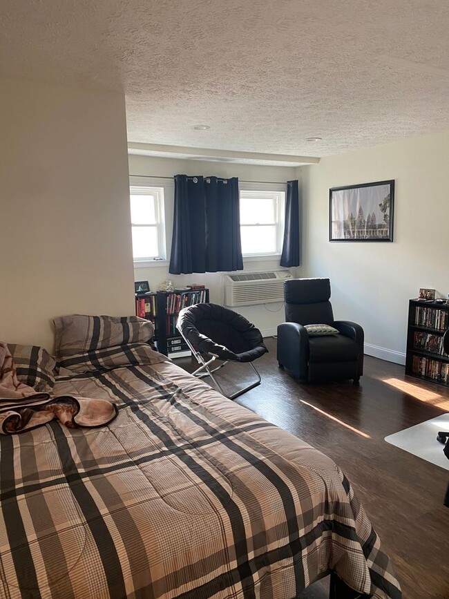 Building Photo - 1 bedroom unit available in August 2025.  ...