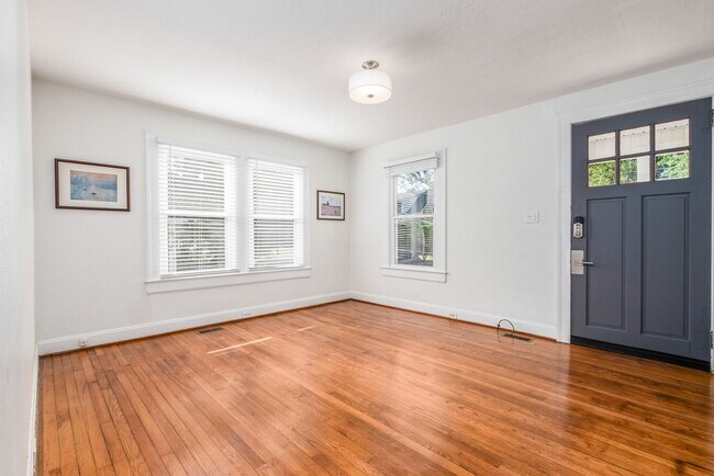 Foto del edificio - Charming 1 Bedroom, 1 Bathroom Duplex in Old West Durham!