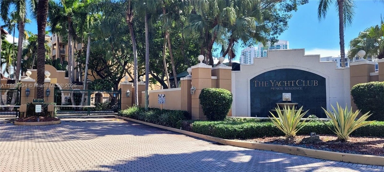 Foto principal - 19555 E Country Club Dr