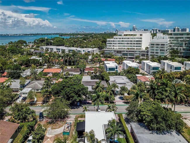 Foto del edificio - 875 W 47th St