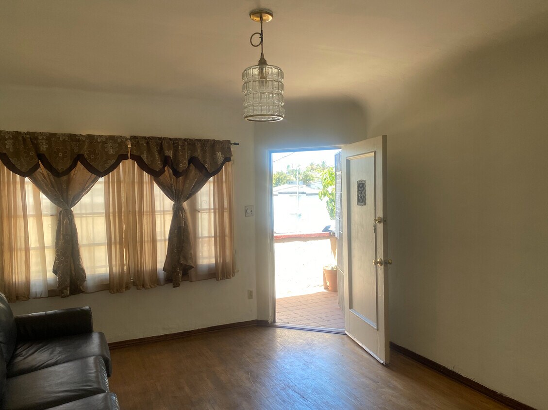 Foto principal - 1230 Browning Blvd