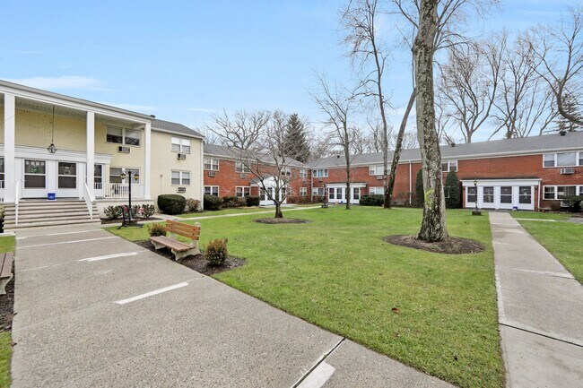 Building Photo - 66 Regency Park