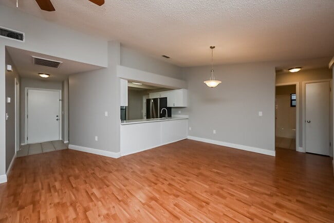 Building Photo - 9136 Lometa Ln