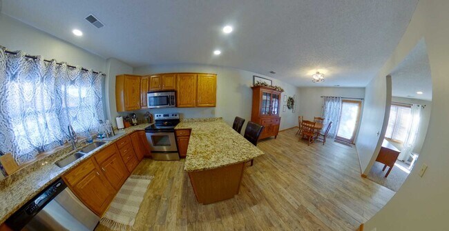 Foto del edificio - 3D Tour Available - Fenced-in Yard + Large...