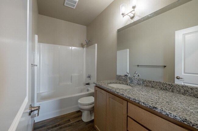 Foto del edificio - 3 Bedroom 2 Bath Apartment Pet Friendly!
