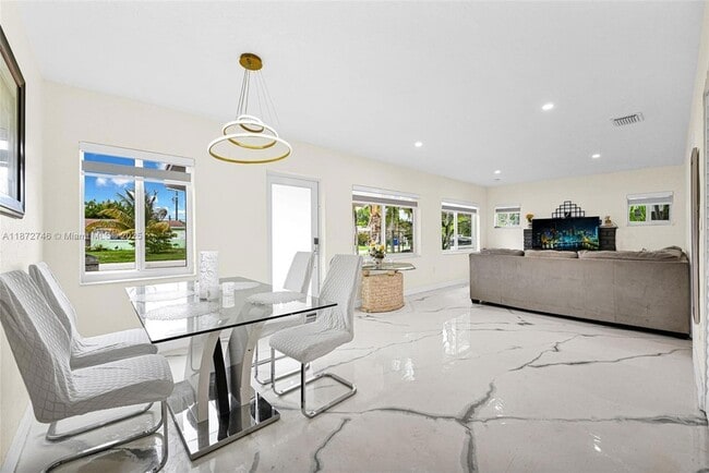 Building Photo - 6840 SW 26th Ct