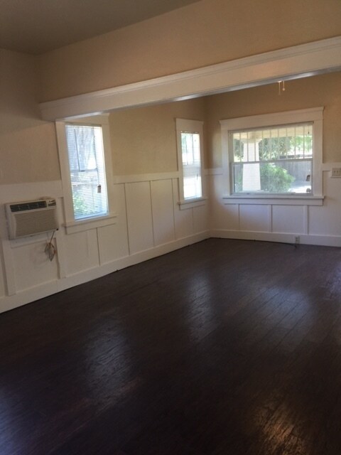 Building Photo - Cute home with large yard and 2 car- detac...