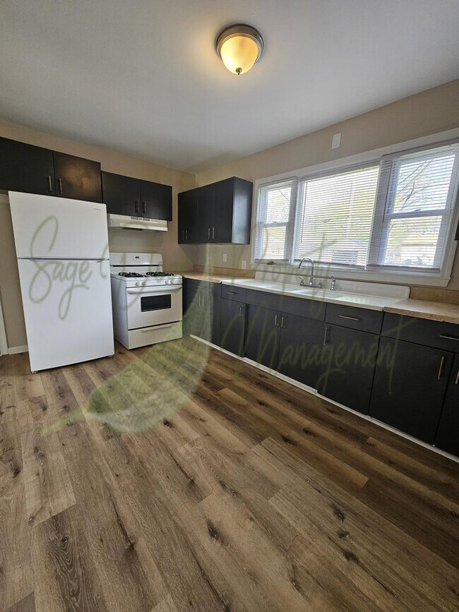 Foto del edificio - BEAUTIFUL FLOORING!!!