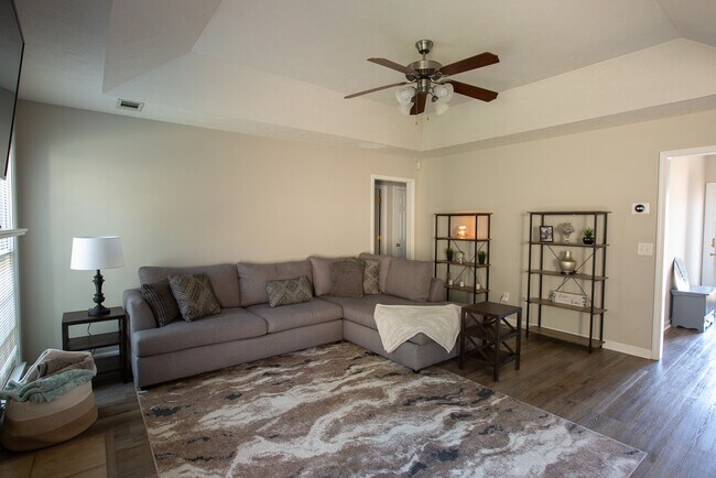 Foto del edificio - 1324 Bunker Ridge Ln