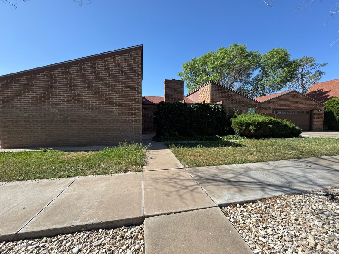 Primary Photo - 612 N Lea Ave