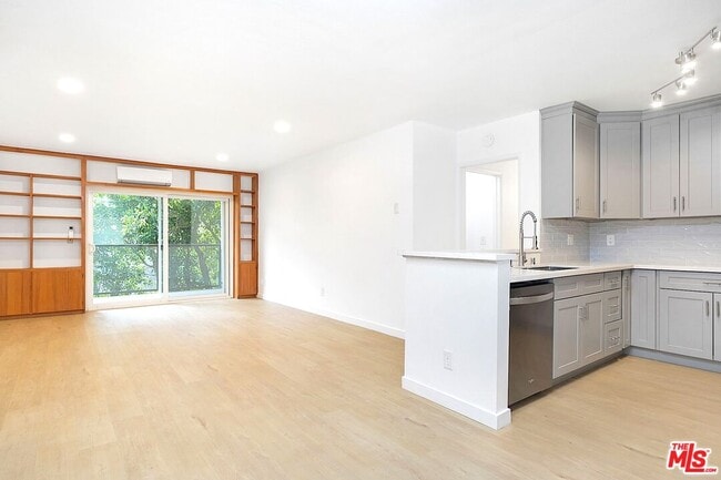 Building Photo - 9005 Cynthia St