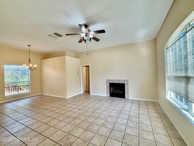 Building Photo - 2418 Hydrangea St