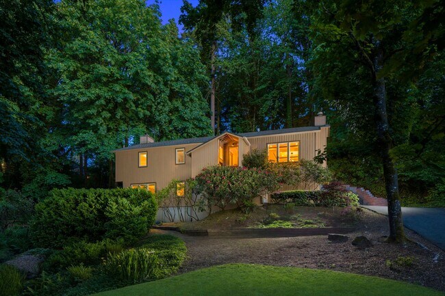 Building Photo - Beautiful 3 bedroom home in Lake Oswego!