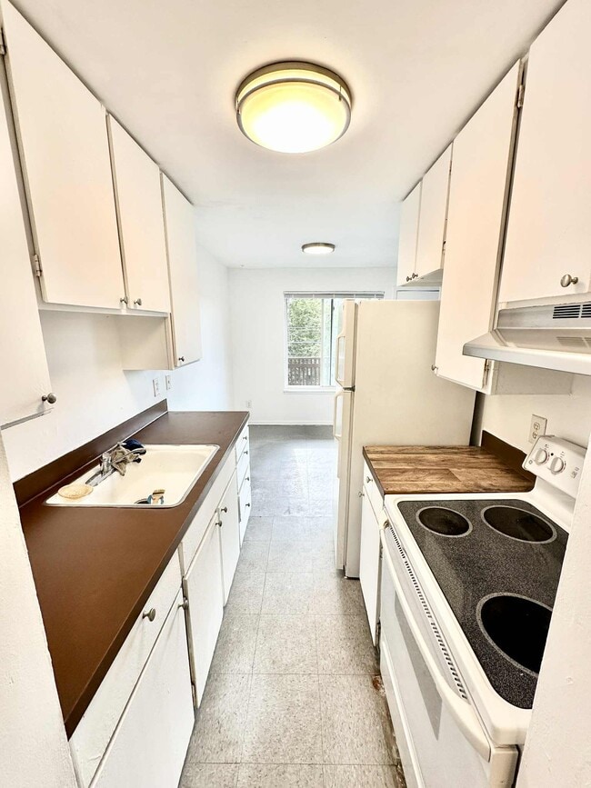 Kitchen - Apline B Apartments