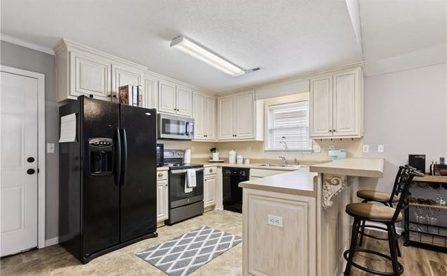 Building Photo - 9800 Lenox Ln