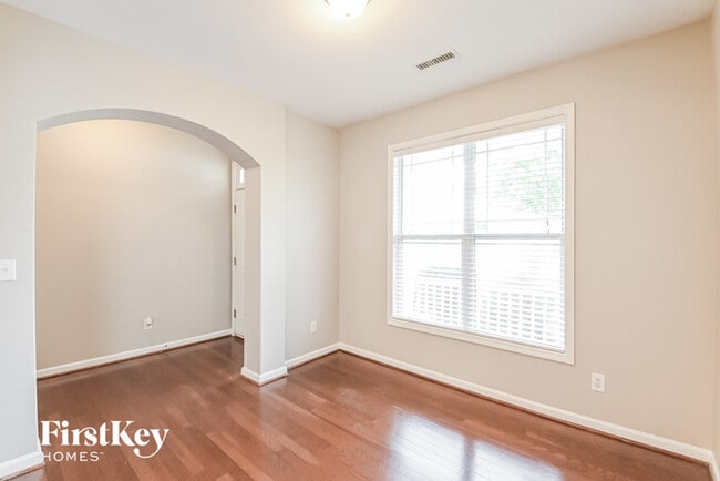 Building Photo - 1020 Bridlemine Dr