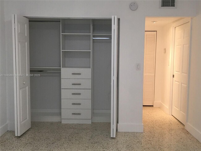 Foto del edificio - 652 NW 3rd St