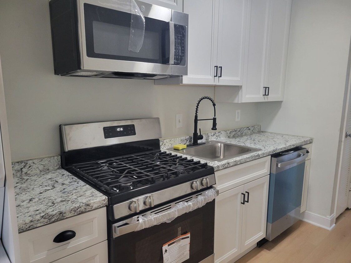Foto principal - 1250 Queen St NE