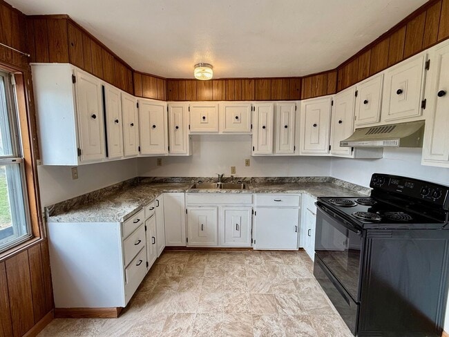 Building Photo - Roomy 3 bedroom, 2 bath with double garage