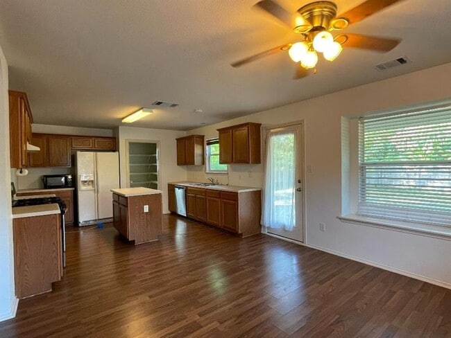 Building Photo - 2505 Winslow Dr