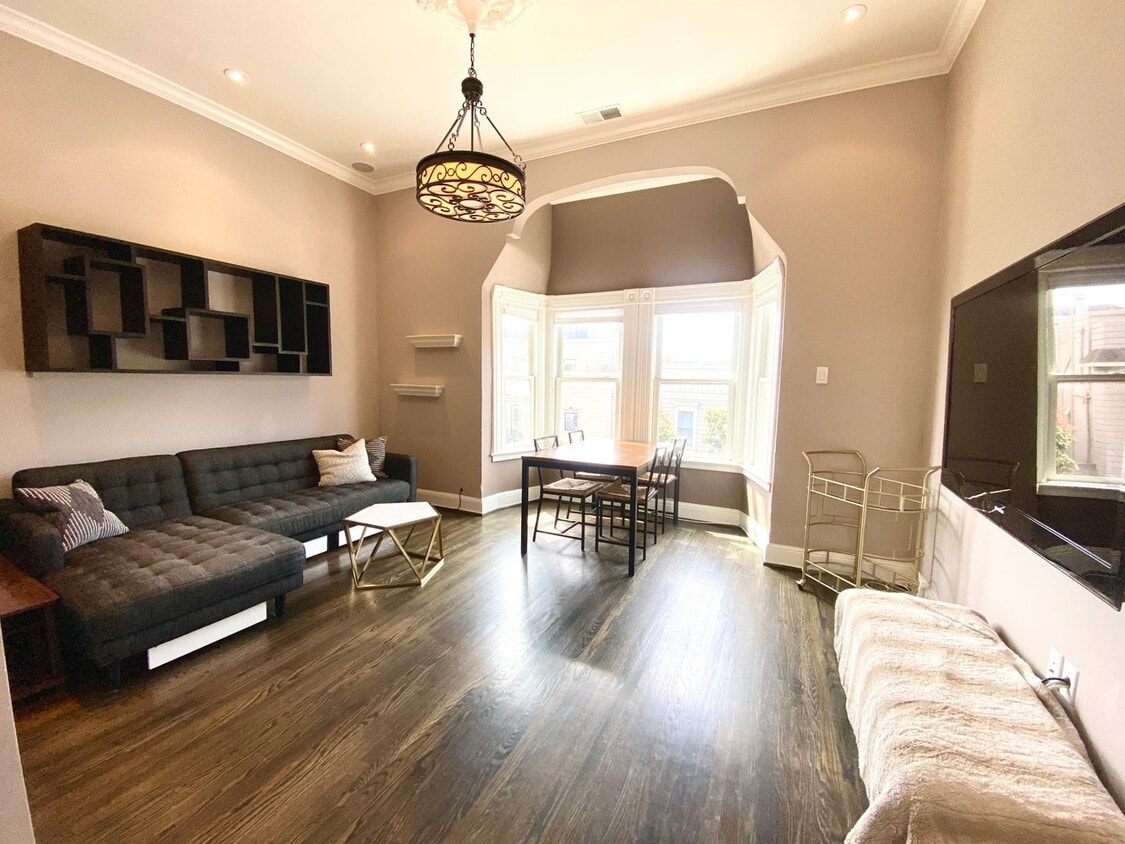 Primary Photo - Charming 2bd/1bth w/SUV Parking & Storage