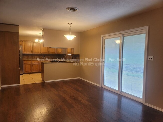 Building Photo - 306 Elfen Glen St