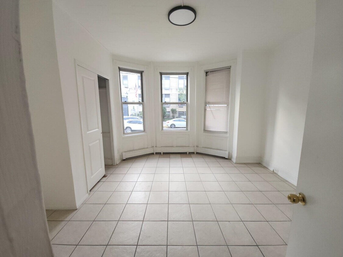 Foto principal - 4530 Hudson Ave
