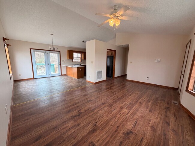 Foto del edificio - AVAILABLE