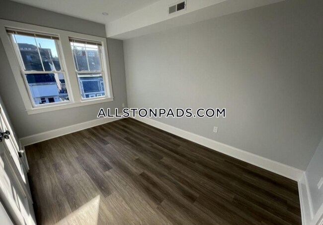 Building Photo - 80 N Beacon St