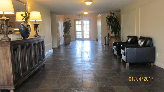 Foto del edificio - HILLCREST - 1 BED / 1 BATH TOP FLOOR CONDO.