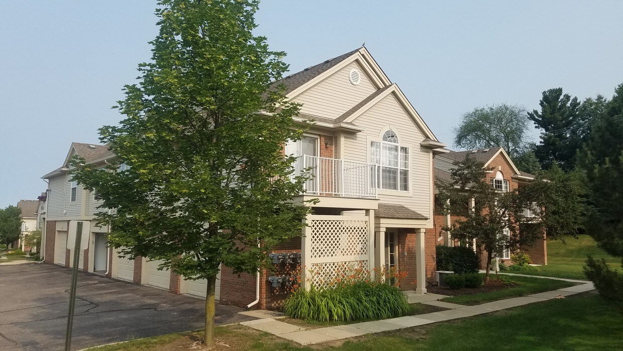 1870 Flagstone Cir, Rochester, MI 48307 Condo for Rent in Rochester