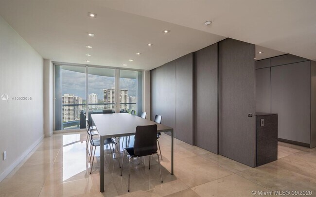 Foto del edificio - 7000 Island Blvd