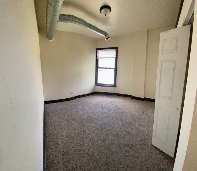 Building Photo - 817 W 59th St