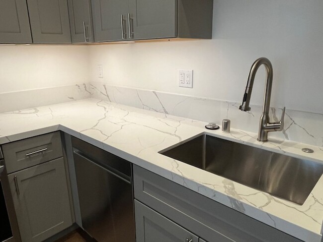 Building Photo - Rare brand new remodeled apartment w/top s...